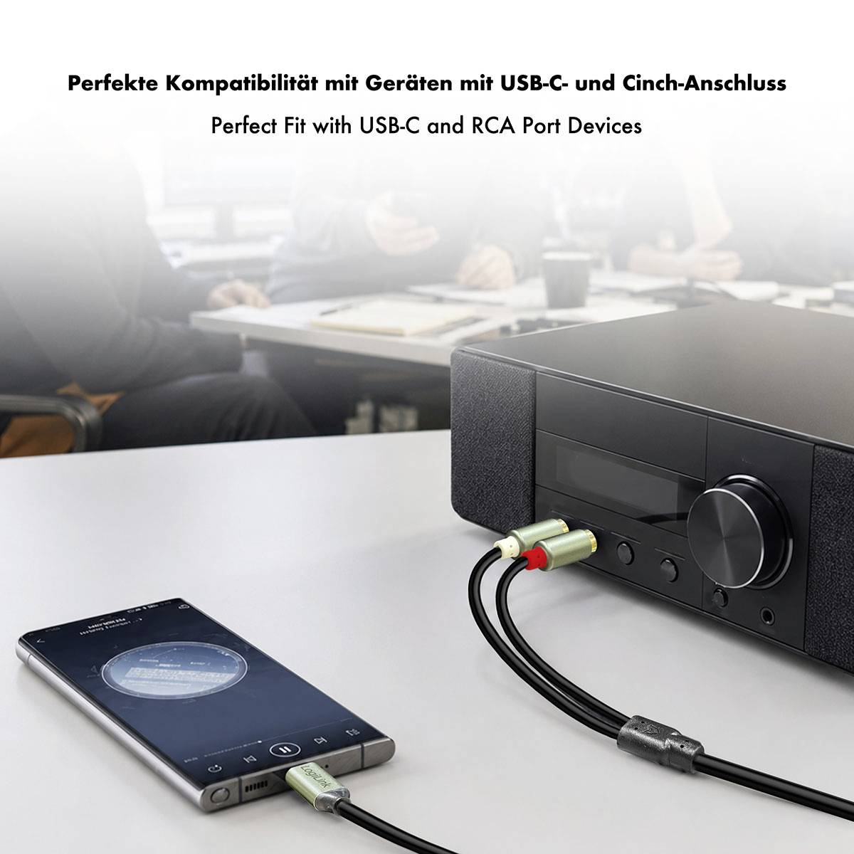 Promobillede af en højttaler med USB-C og RCA-kabler forbundet til en musikafspiller, mærket 'Perfekt Pasform med USB-C og RCA-portenheder.'