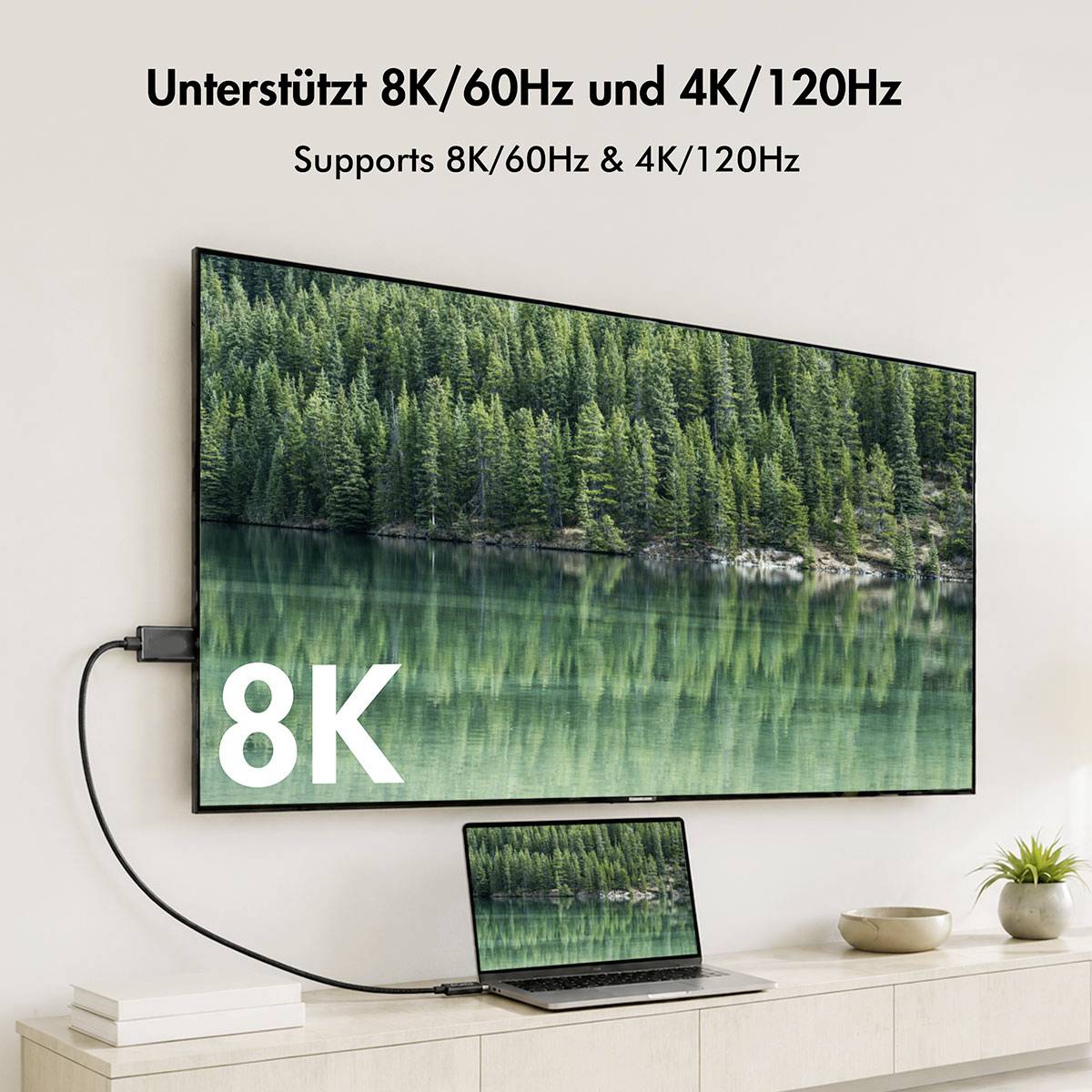 Vægmonteret TV og bærbar computer forbundet med kabel, der viser den samme skovscene; tekst siger 'Understøtter 8K/60Hz & 4K/120Hz' og '8K'.