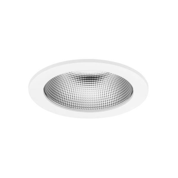 Rund nedsænket loftlampe med hvid kant og reflekterende struktureret inderflade på en ensfarvet hvid baggrund.