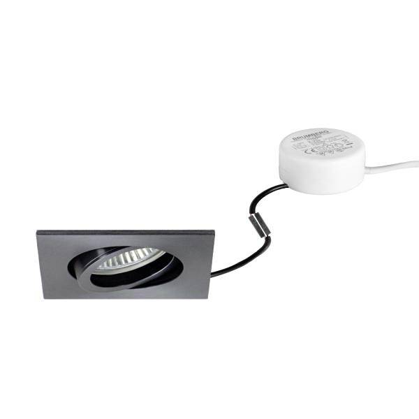 Kvadratisk sort nedsænket LED-spotlys med hvid driverbox og forbindelsesledning på hvid baggrund