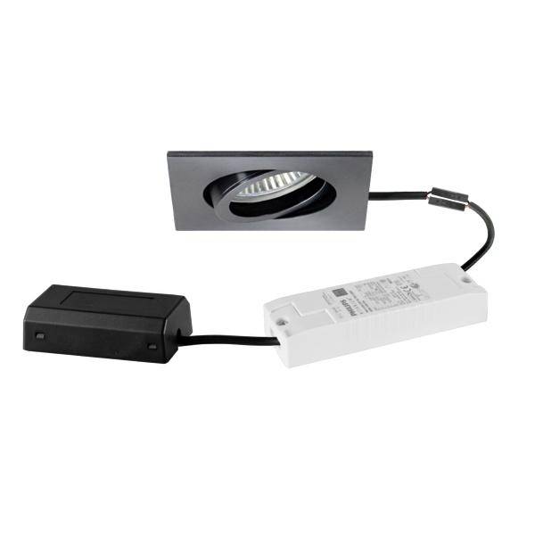Indbygget LED downlight-sæt med firkantet sort ramme, hvid driverbox og sort strømmodul forbundet med kabler.