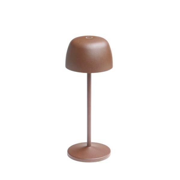 Brun trådløs bordlampe med afrundet kuppelformet skærm og slank fod på en cirkulær base, vist på hvid baggrund