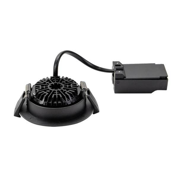 Sort indsænket LED-downlight med tilsluttet driverbox og kabel på hvid baggrund.