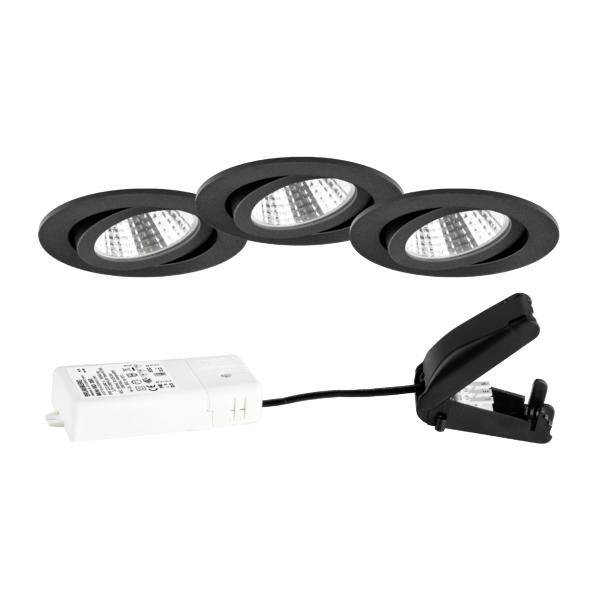 Tre sorte nedsænkede LED-downlights med en hvid strømforsyningsenhed og fjederclip til installation.