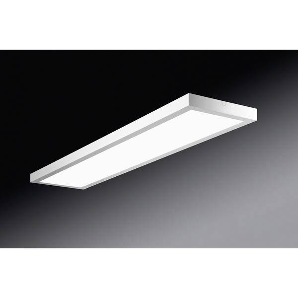 Moderne rektangulær loftarmatur med hvidt panel og sølvfarvet kant på en mørk graderet baggrund.