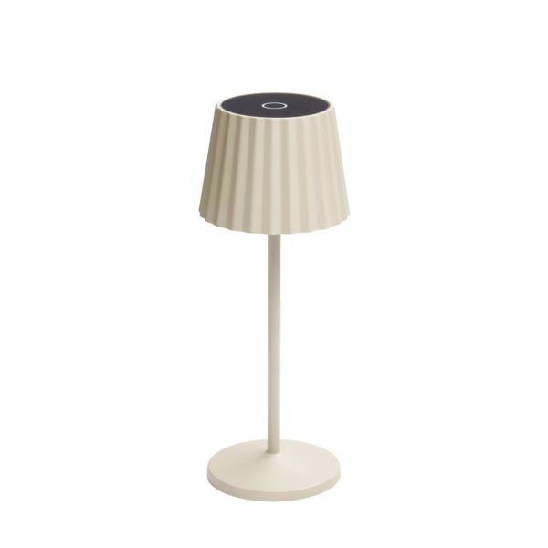 Beige trådløs bordlampe med plisseret skærm og rund base på hvid baggrund.