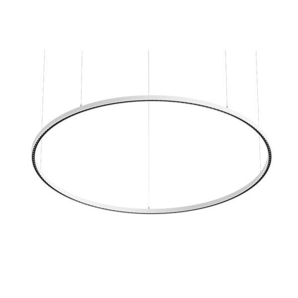 En ophængt oval LED-ringlys hængende fra tynde kabler på hvid baggrund.