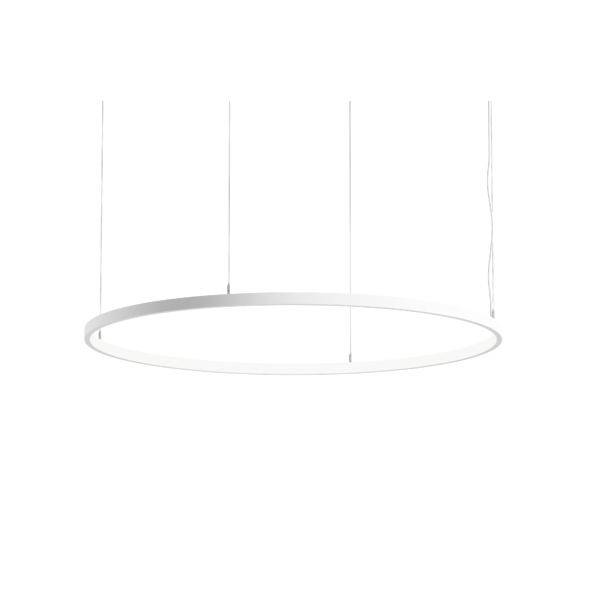 Minimalistisk hvid cirkulær pendellampe suspenderet af tynde kabler på hvid baggrund.