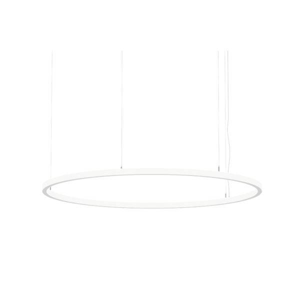 Minimalt hvidt ringformede hængependel lampe hængende fra tynde ophængningskaber mod en hvid baggrund.