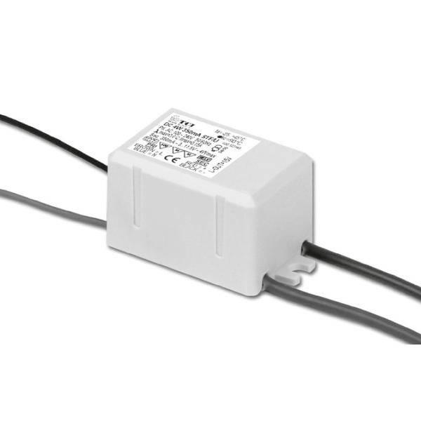 Hvid elektrisk transformer eller strømforsyningsboks med sorte kabler, der strækker sig fra begge ender på en enkel baggrund.