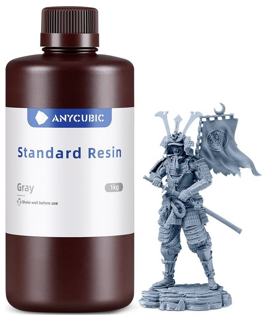 Anycubic Standard Resin grå 1kg flaske ved siden af en grå 3D-printet samurai-figur, der viser harpiksen's anvendelse til udskrivning af detaljerede modeller.
