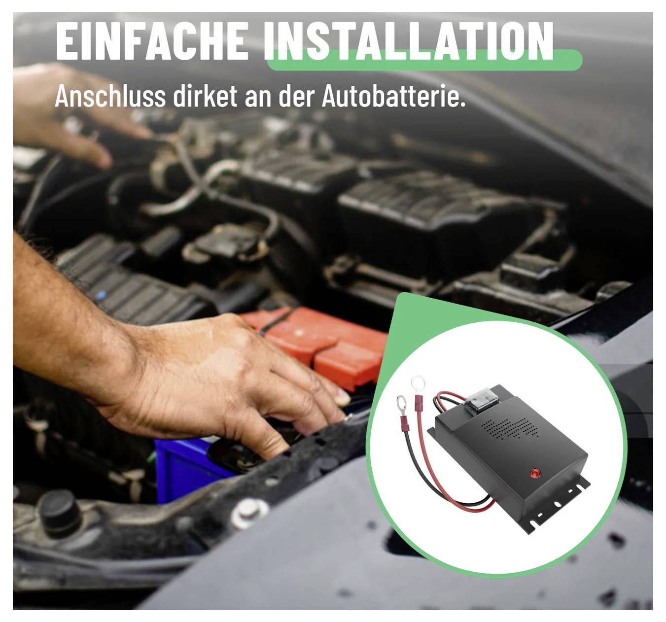 Tysk reklamebillede viser en hånd, der forbinder en enhed direkte til et bilbatteri, med indsats af det sorte elektroniske modul; teksten siger 'Nem installation' og 'Forbindelse direkte til bilbatteriet.'