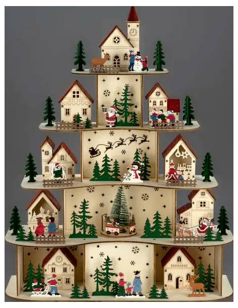 Trappeformet julelandsby-display med fem sneklædte niveauer, miniatyr-huse, træer og figurer, herunder julemanden, sanggere, kane og rensdyr.