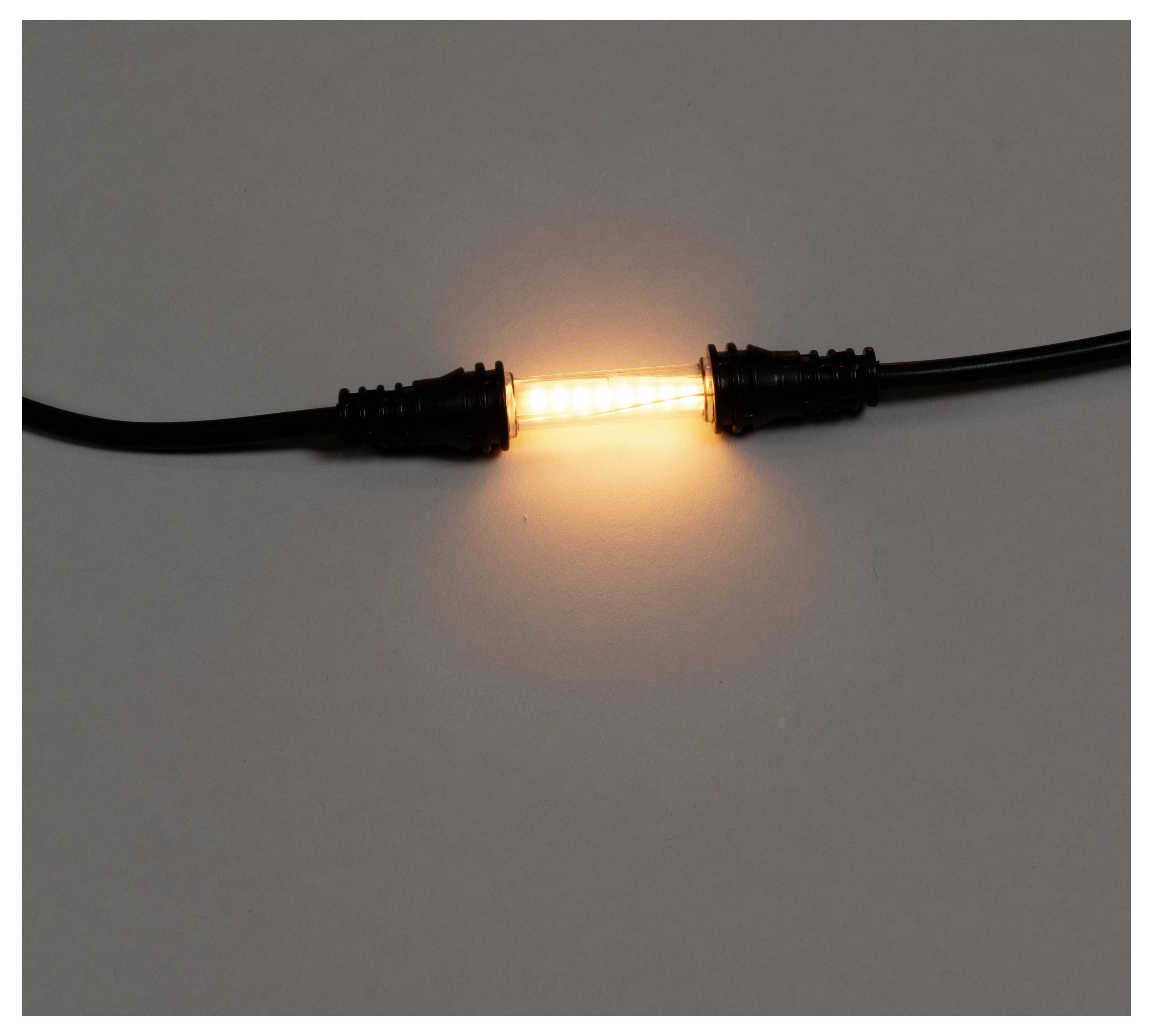 Nærbillede af en glødende orange LED-lyslinje forbundet til to sorte kabler på en grå baggrund.