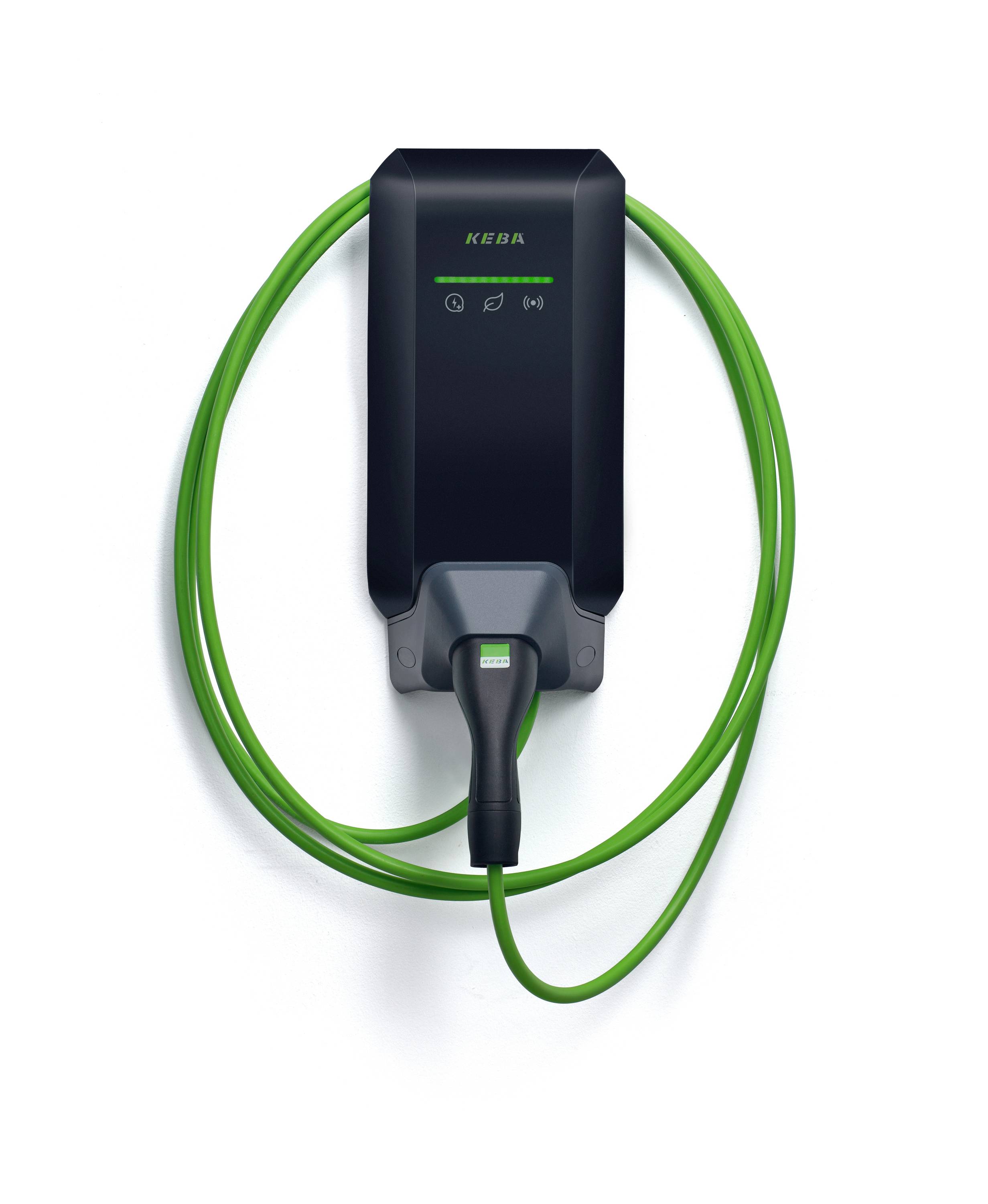 Vægmonteret KEBA-ladestation til elektriske køretøjer med et grønt ladekabel og stik rullet omkring enheden.