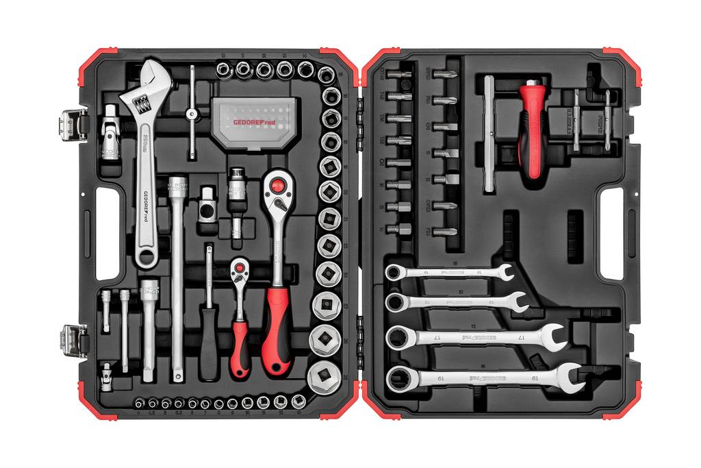 Åbn værktøjskasse med stik- og nøglesæt, herunder ratschet, skrueudviklere, skruetrækkerbit og tang organiseret i skumindlæg.