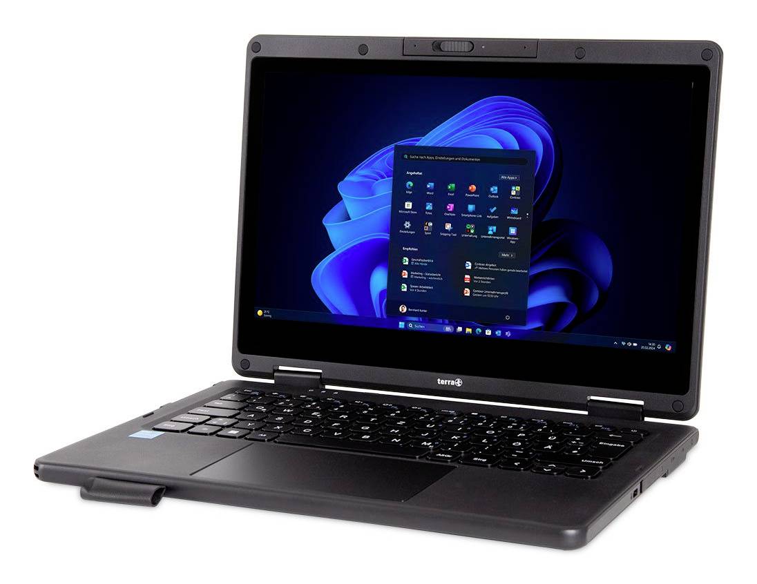 Sort bærbar computer vist åben på en hvid baggrund med Windows 11-skrivebord synligt på skærmen.