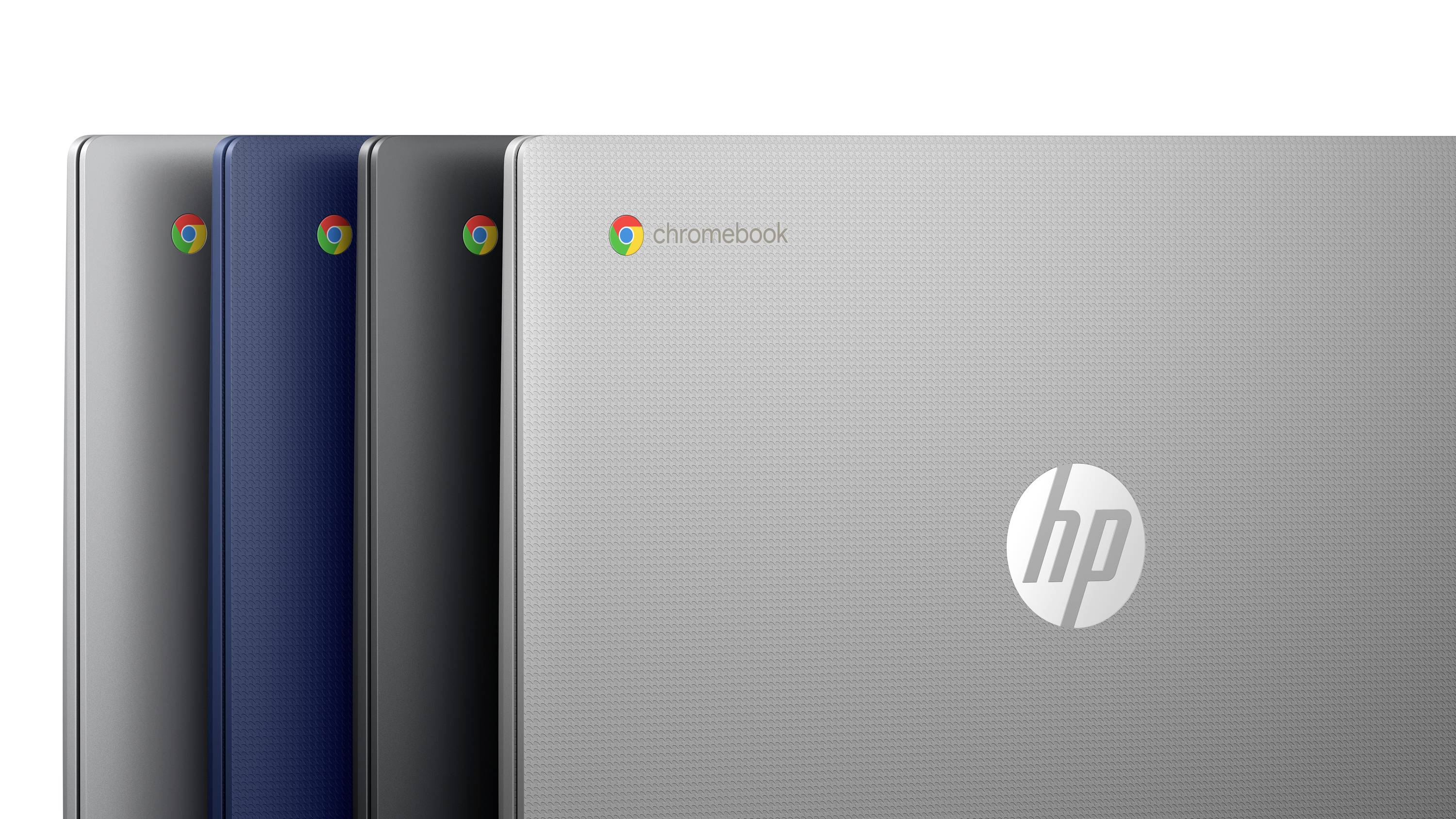 Fire HP Chromebook-bærbare computere, vist stablet og lukket, med en sølvfarvet model foran og tre mørkere modeller bag.