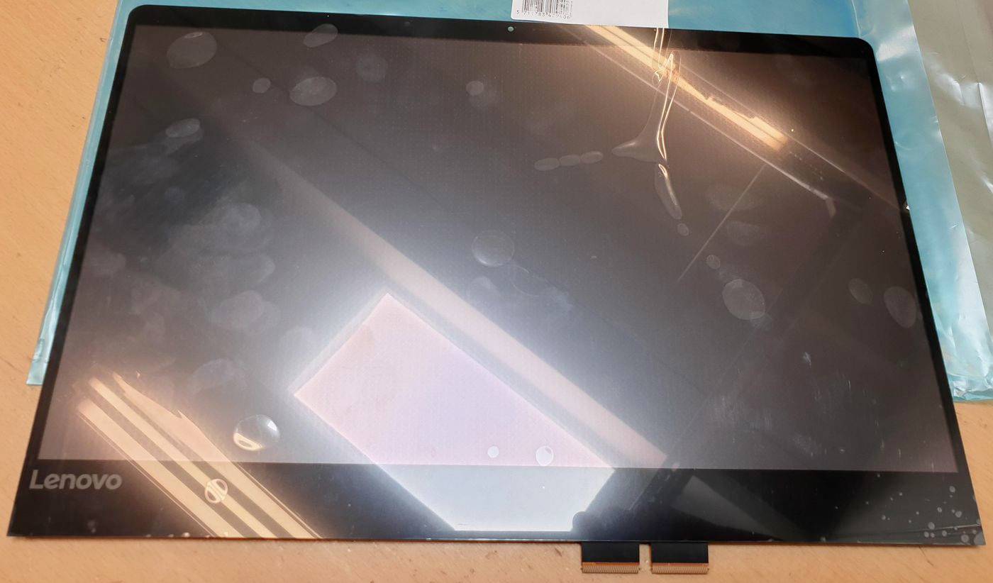 Revnet Lenovo-laptop berøringsskærm, slukket og kraftigt snavset med glans og refleksioner.