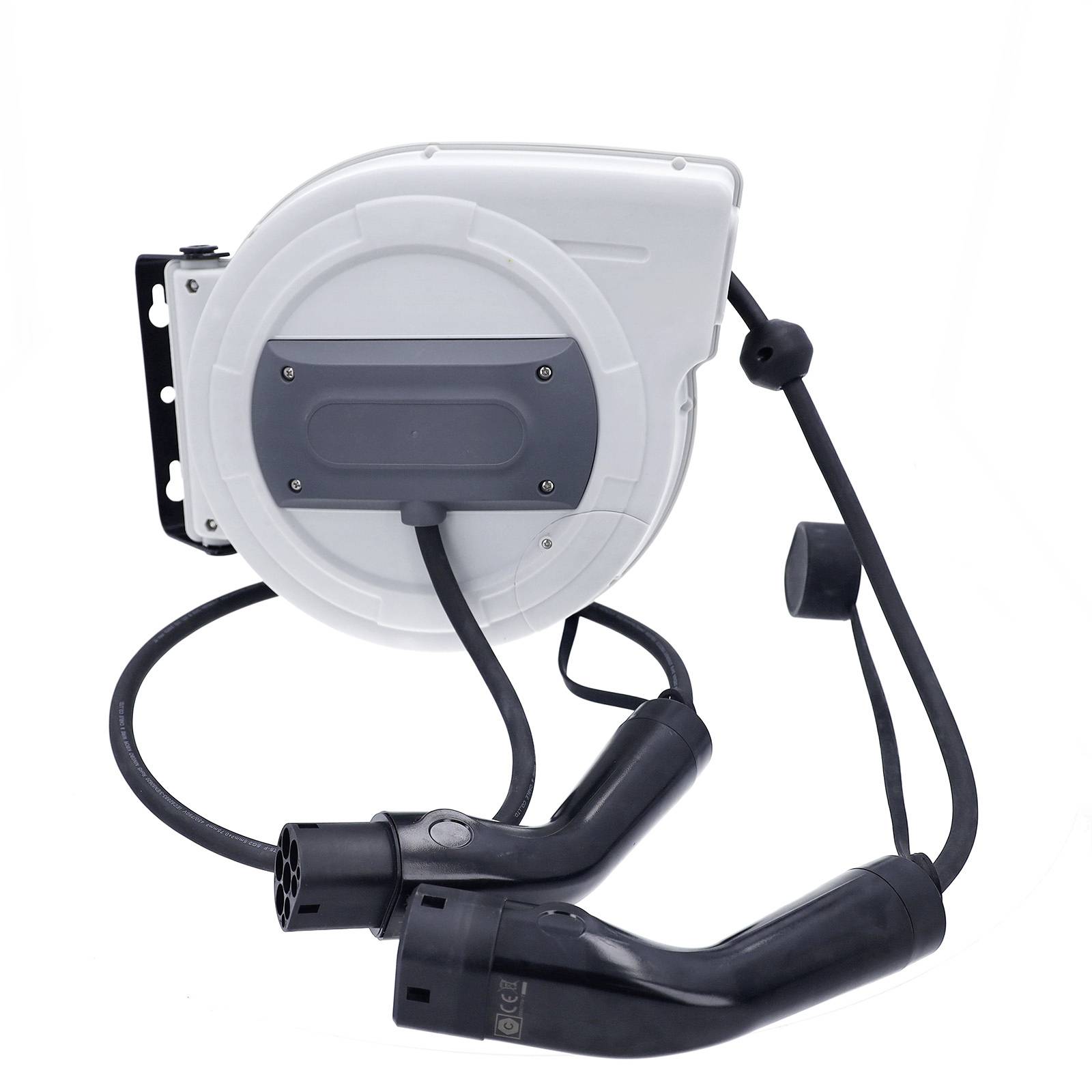 Sammenklappelig vægmonteret slangespole med sort strømkabel og dobbelte stikforbindelser, vist på hvid baggrund.