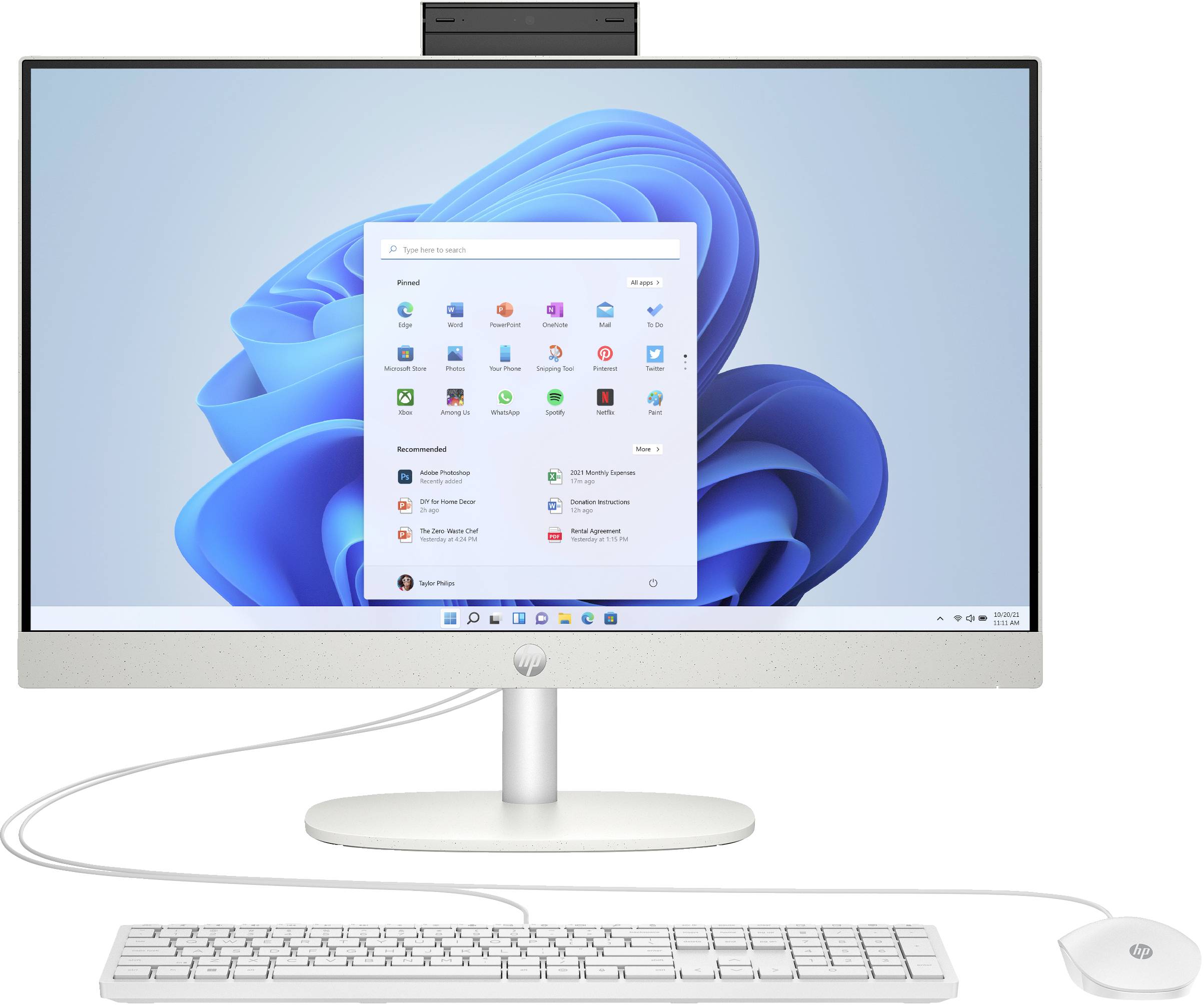 En all-in-one HP-stationærcomputer med en Windows 11-skærm, tastatur og mus på en hvid baggrund.