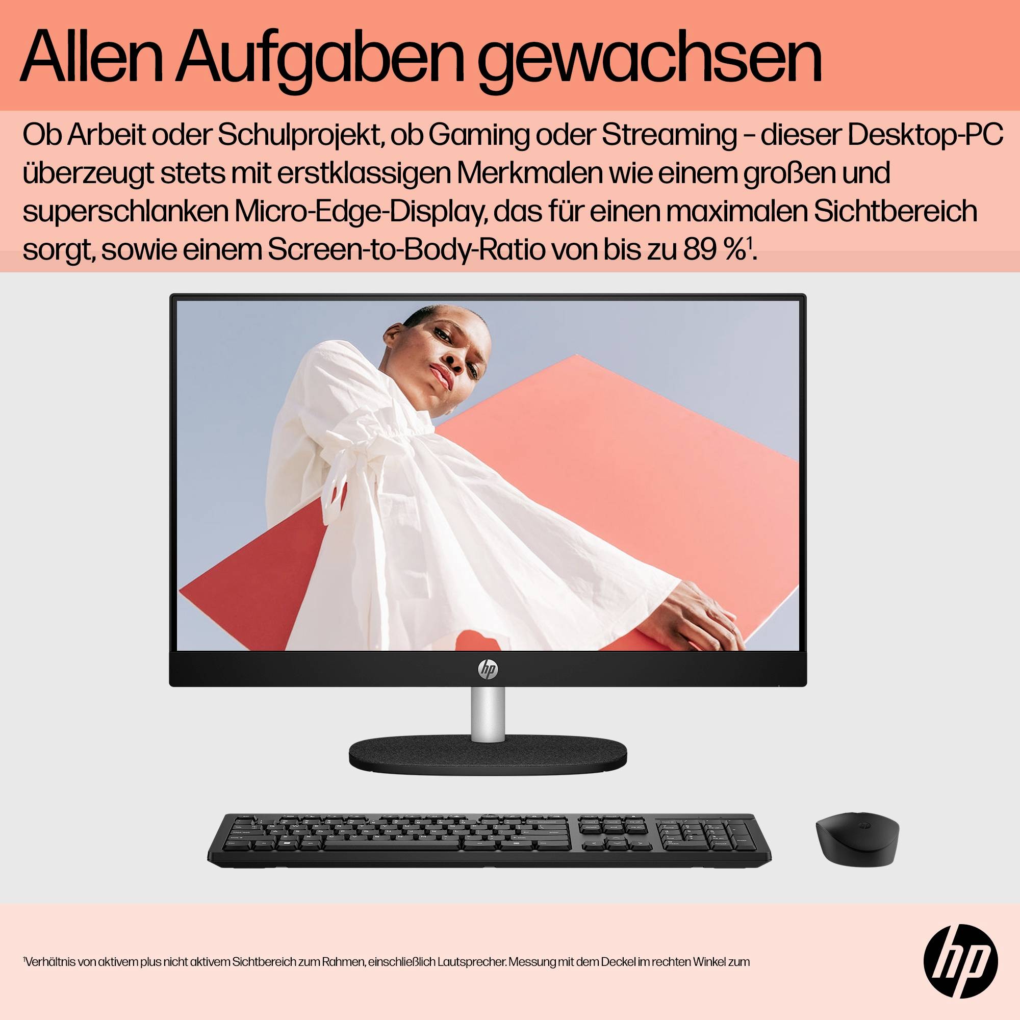 HP desktop-PC med monitor, tastatur og mus; overskrift 'Alle opgaver i greb' og tekst, der promoverer en slank Micro-Edge-skærm og 89% skærm-til-kabinet-forhold.