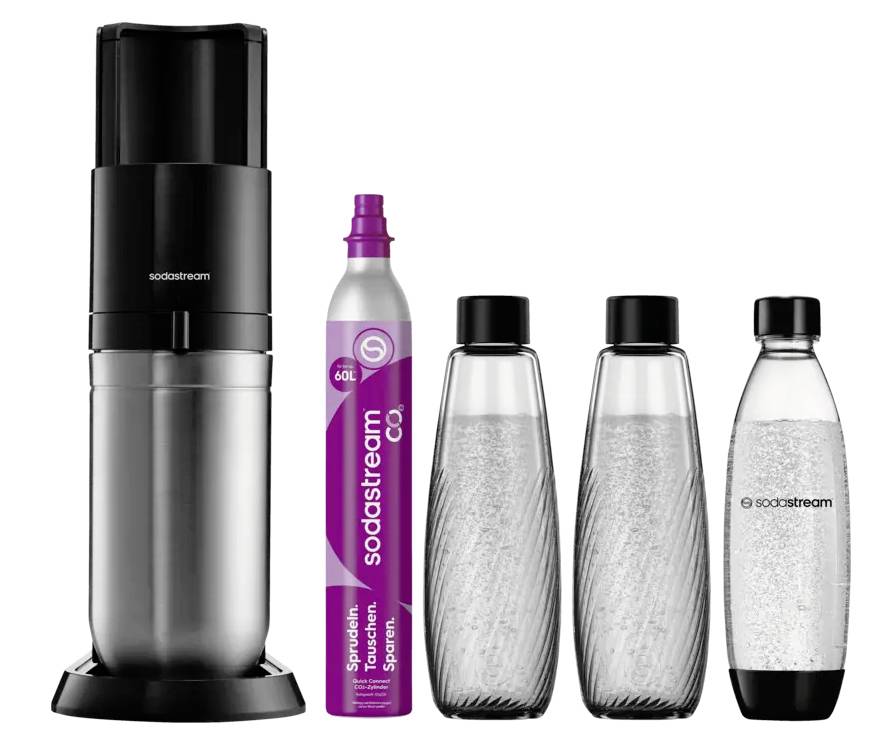 SodaStream kulsyrevandsmaskine med CO2-cylinder og tre genanvendelige flasker på hvid baggrund.