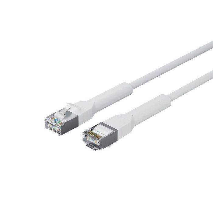 To hvide Ethernet-kabler med RJ45-stik på en simpel baggrund.