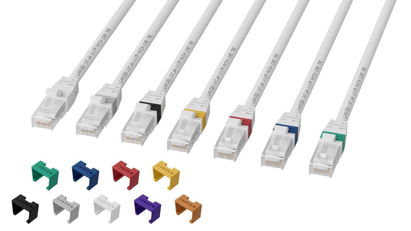 Ethernetkkabler med farvekodet clipdeksler i grøn, blå, rød, gul, grå, hvid, lilla, sort og orange.