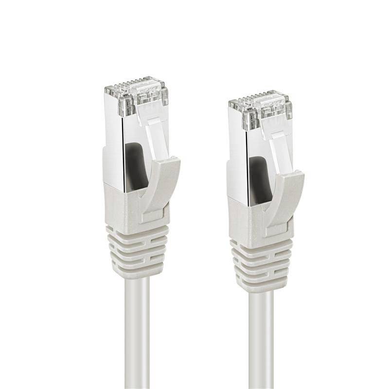 To hvide Ethernet-kabler med RJ45-stik vist side ved side på en almindelig hvid baggrund.