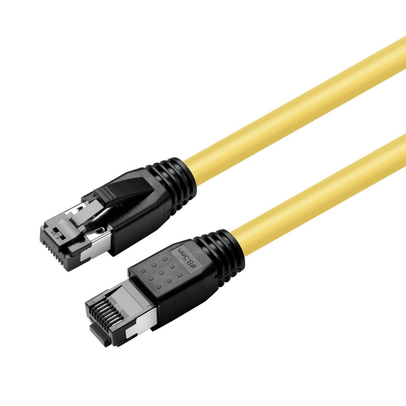Tæt billede af to gule Ethernet-kabler med RJ45-stik, vist isoleret på hvid baggrund.