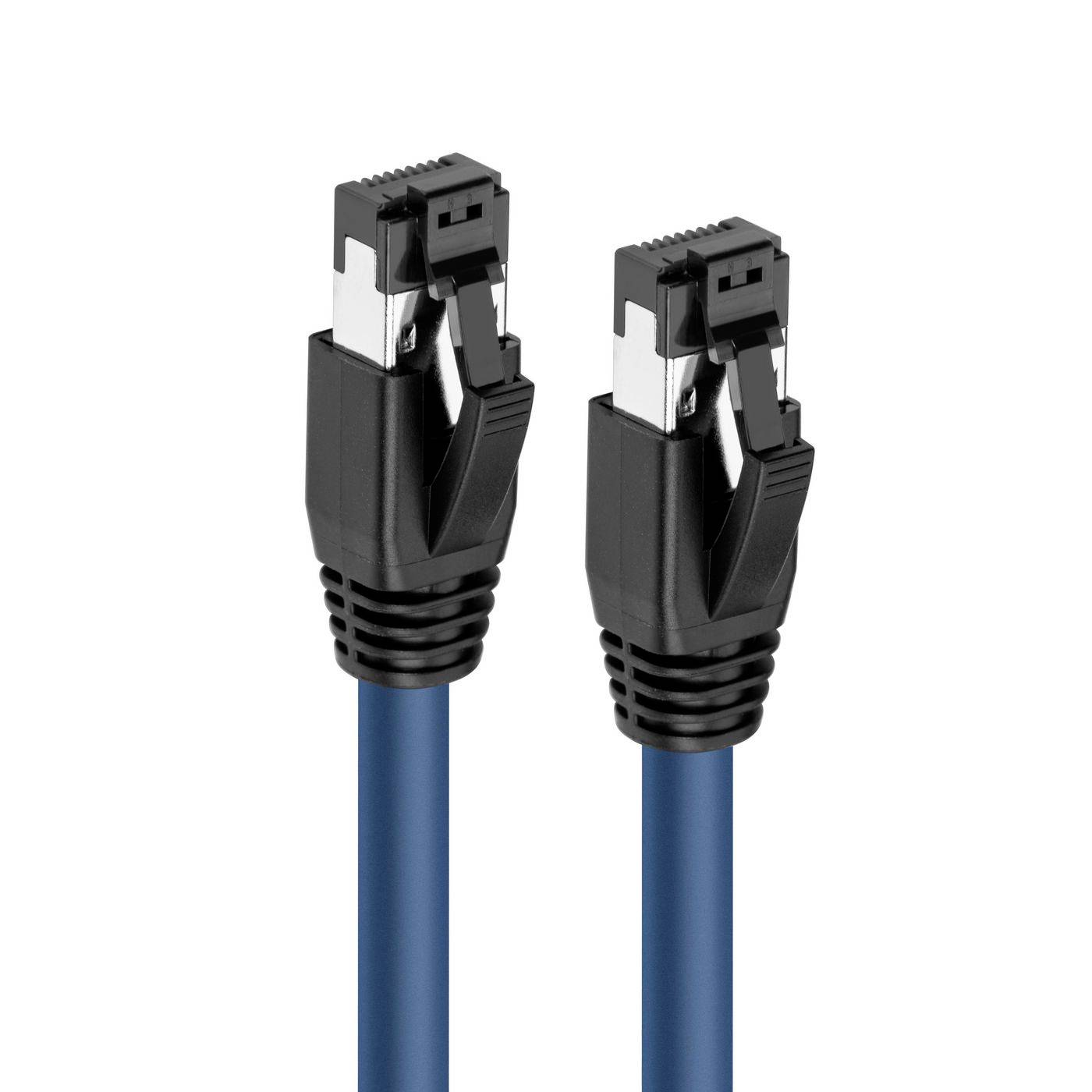 To blå Ethernet-kabler med sorte RJ45-stik vist på en hvid baggrund.