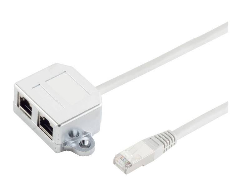 Hvid Ethernet-adapter med to RJ45-porte og et monteringstab, vist med et tilsluttet netværkskabelstik på hvid baggrund.