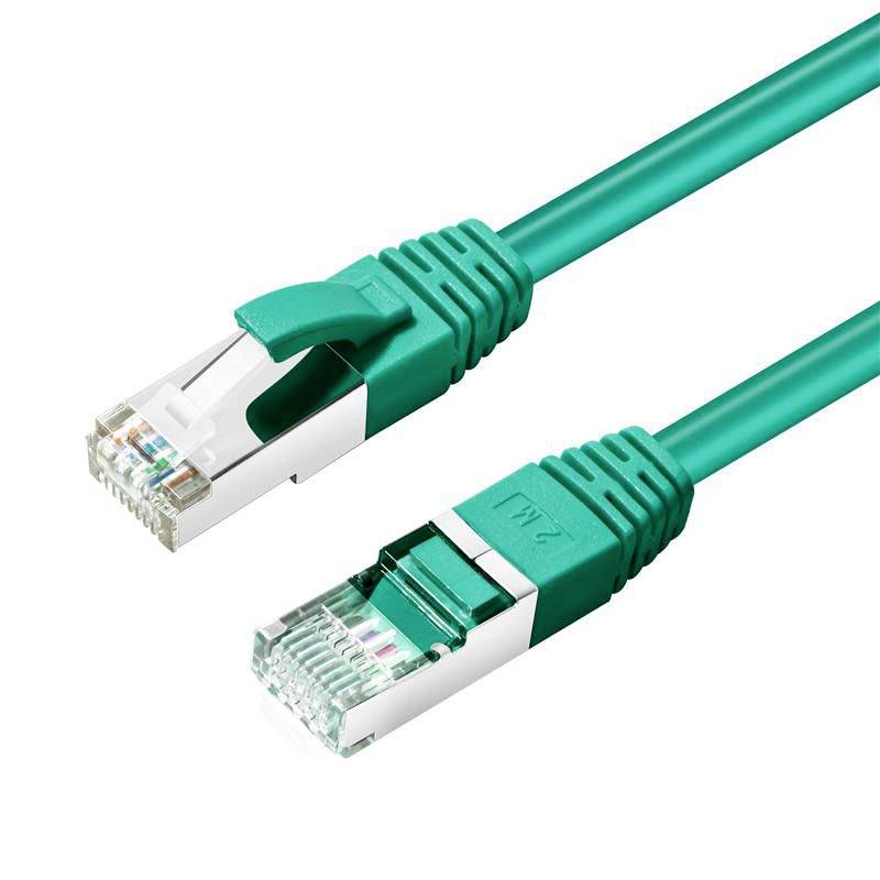To grøn Ethernet-kabelender med RJ45-stik på en hvid baggrund.