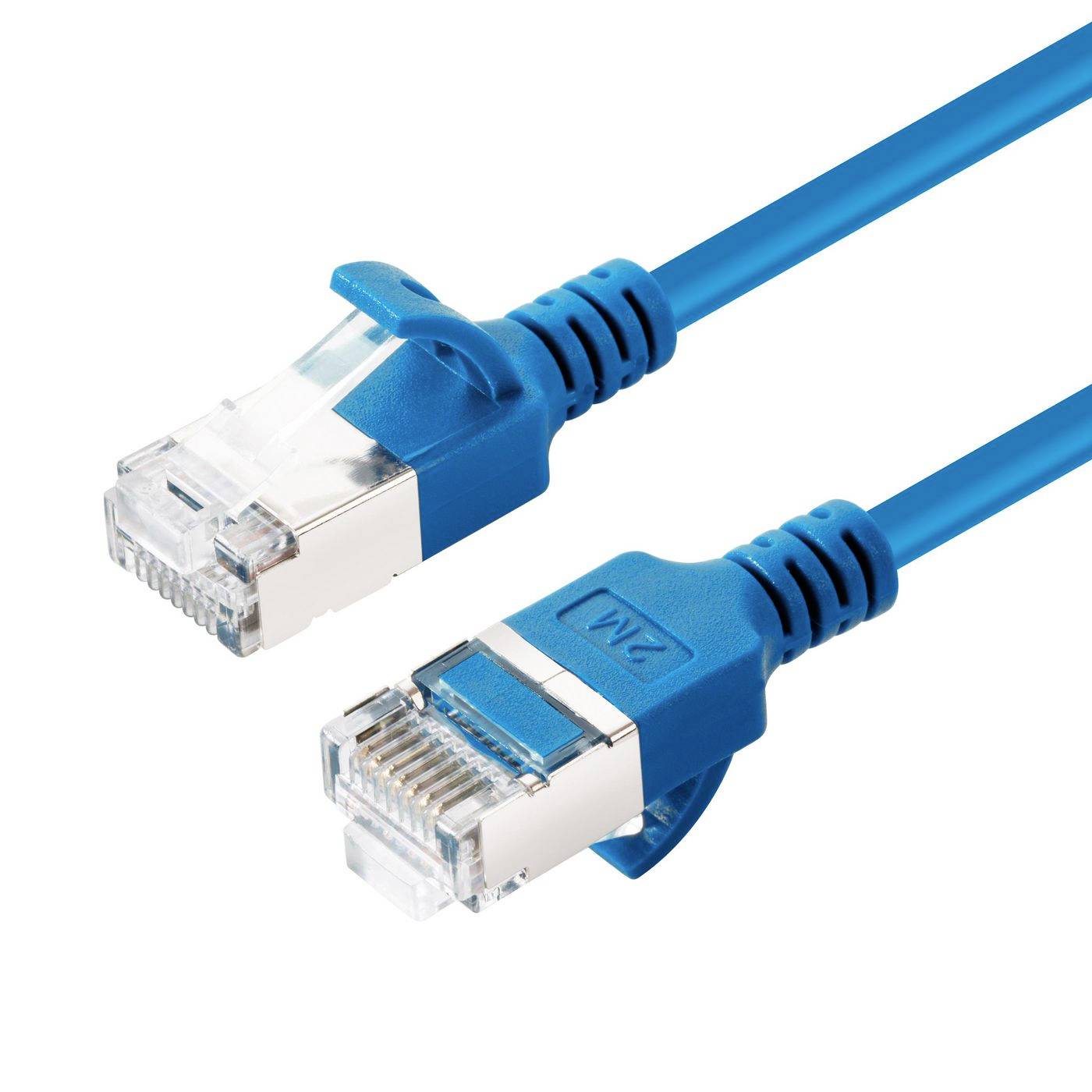 To blå Ethernet-netværkskabel med RJ45-stik på hvid baggrund.
