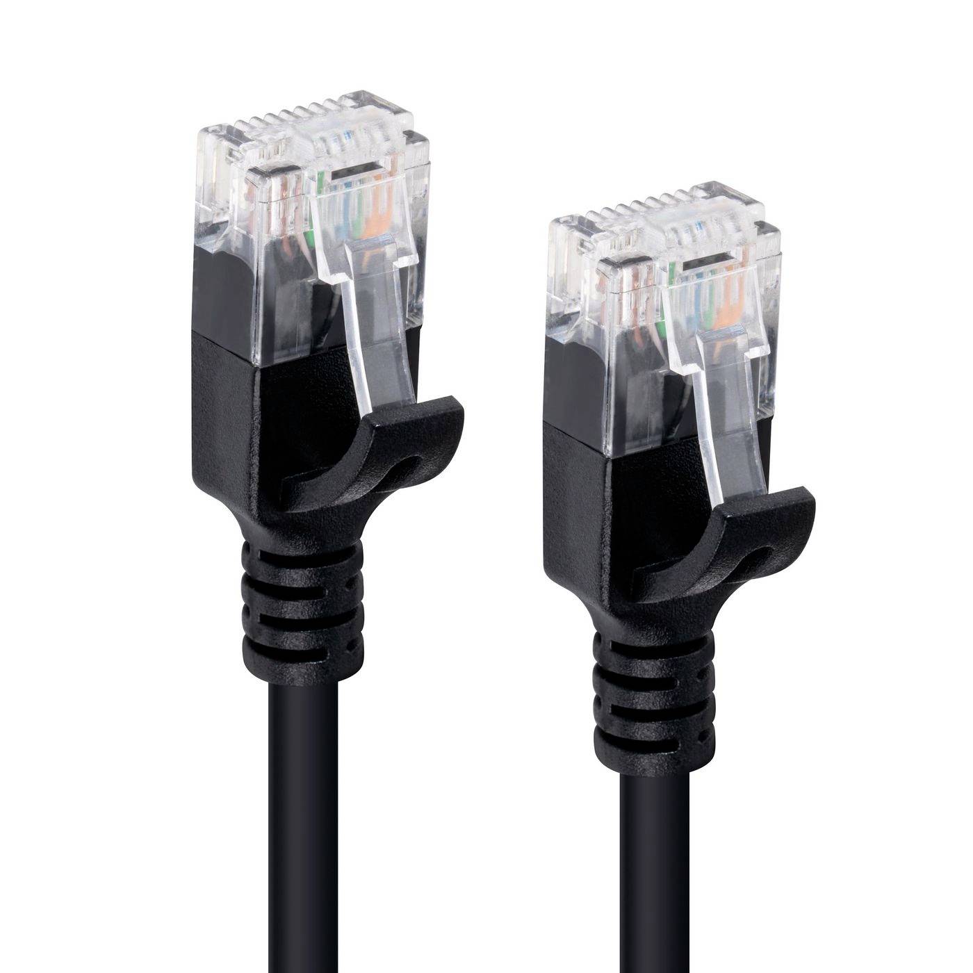 To Ethernet-kabelkonnektorer vist på en hvid baggrund, med klare plastik RJ45-stik og sorte belastningsbeskyttelsesdukkert.