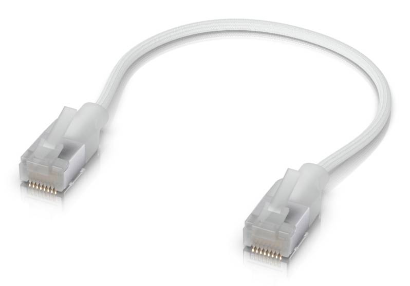 Hvidt Ethernet-netværkskabel med RJ45-stik i begge ender, vist på hvid baggrund.