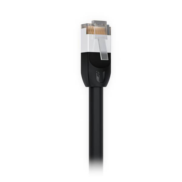 Nærbillede af en sort Ethernet-kabelstik med en klar plastikprop på hvid baggrund.