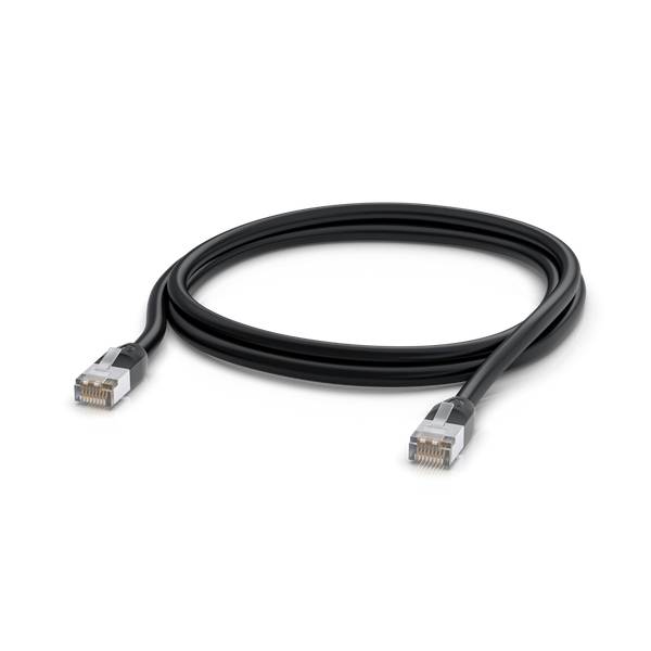 Sort Ethernet-netværkskabel med RJ45-stik i begge ender, samlet i spole på hvid baggrund.