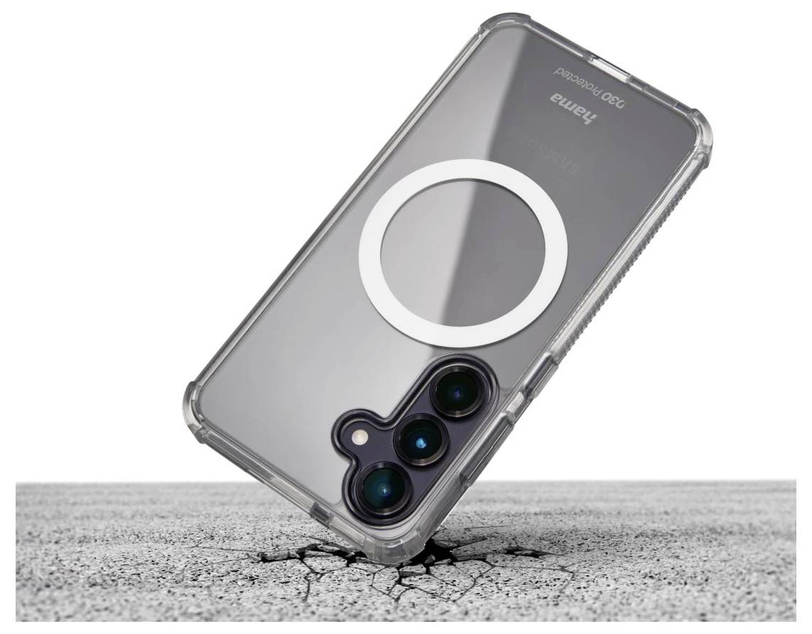 Smartphone i etui af gennemsigtig beskyttelsesmateriale med MagSafe-ring, stillet på kanten på sprukket jord.
