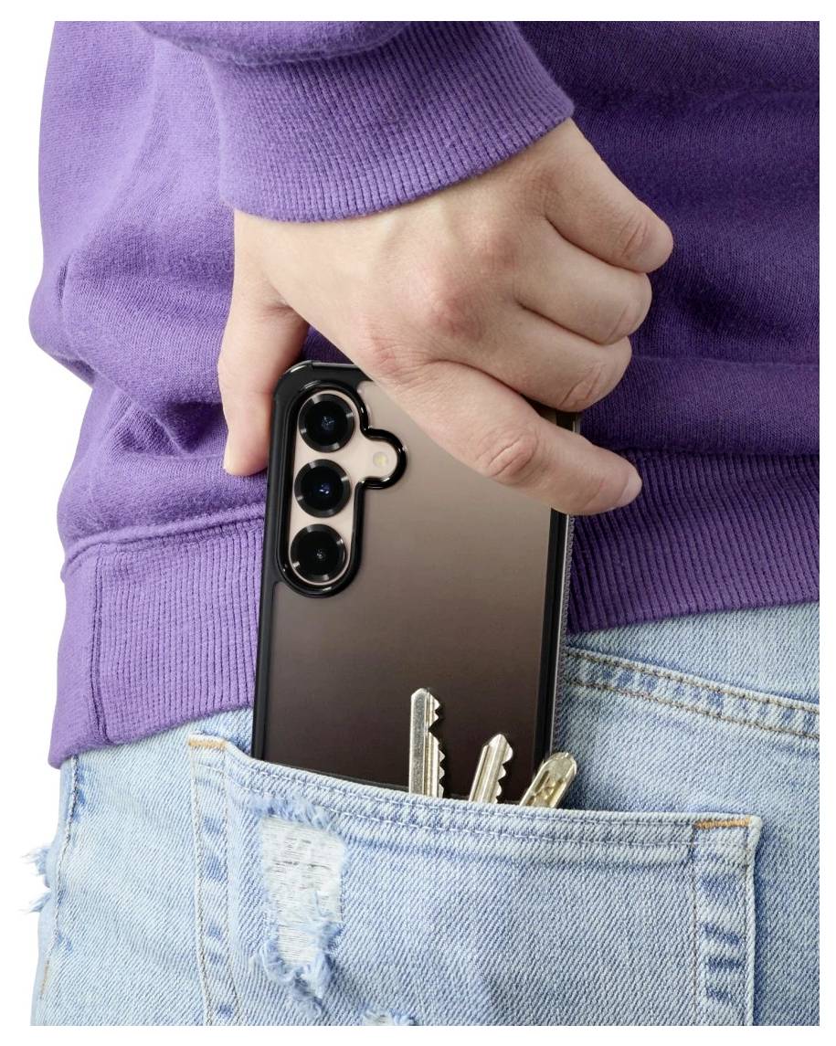 En person, der placerer en smartphone i en bagerlomme, med nøgler synlige i jeansens lomme.