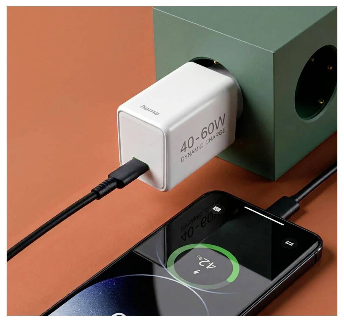 Hvid 40-60W oplader tilsluttet en grøn blok og oplader en smartphone, med batteriniveau vist på skærmen.