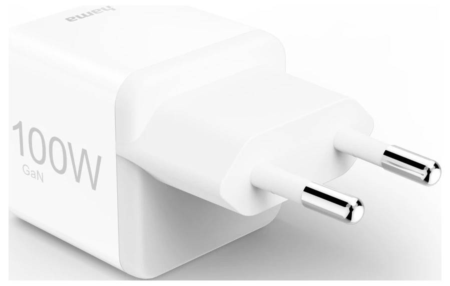 Hvid 100W GaN-strømadapter med to-ben europæisk stikkontakt vist i close-up på hvid baggrund.