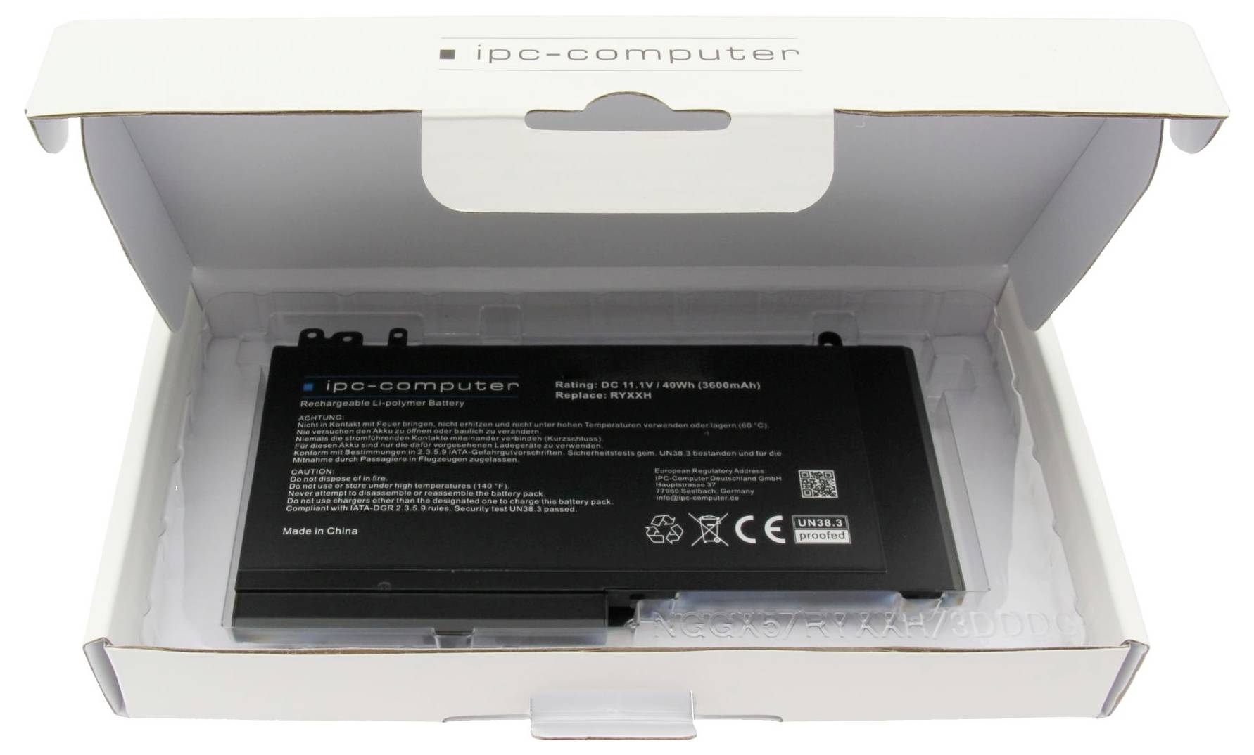 Sort IPC-computer-batteripakke i en åben hvid kasse, vist som emballeret elektronik med synligt produktmærkat.