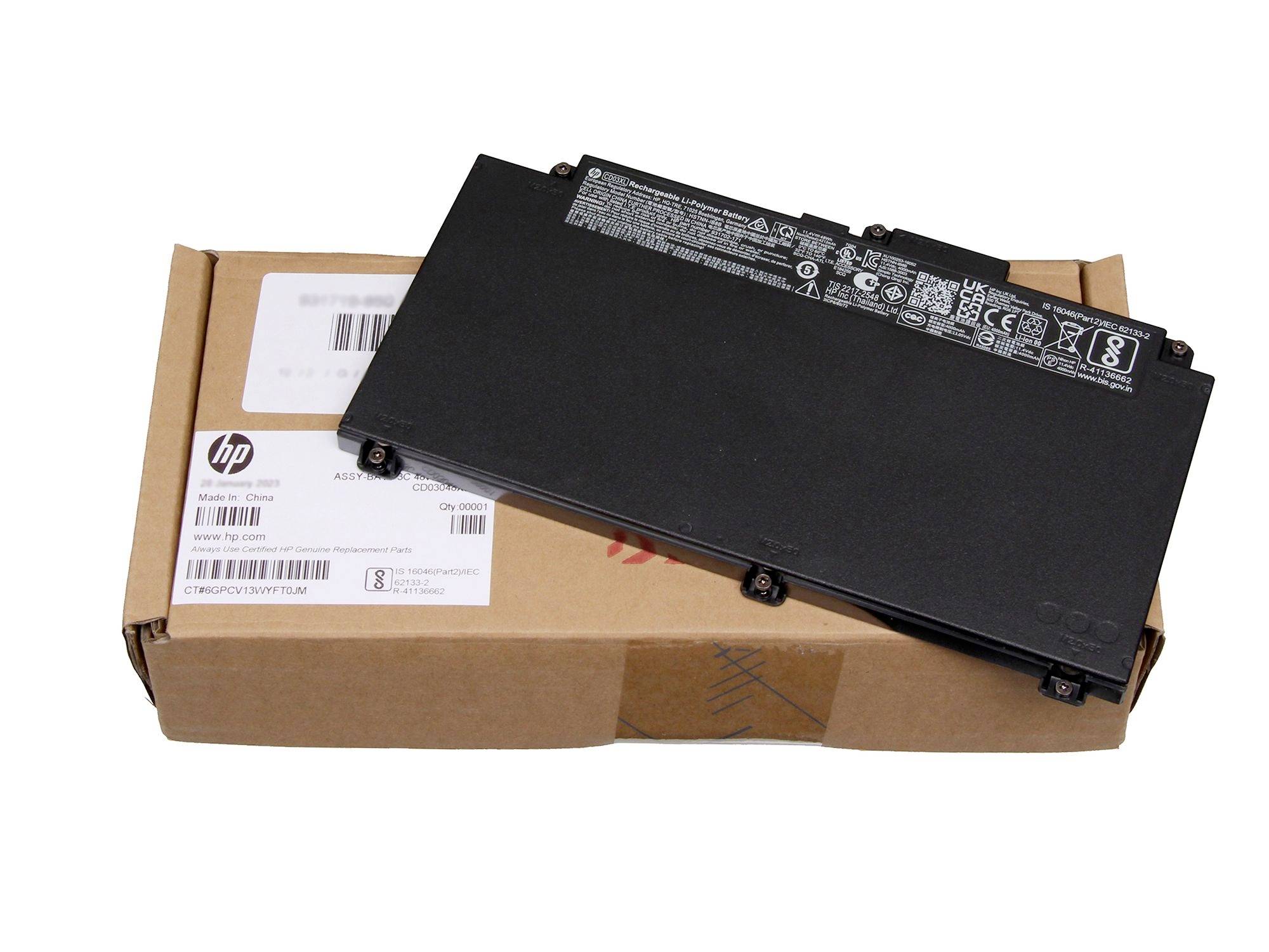 Sort HP-laptopbatteri hviler på sin kartonudgiftsæske, vist som produktpakke foto.