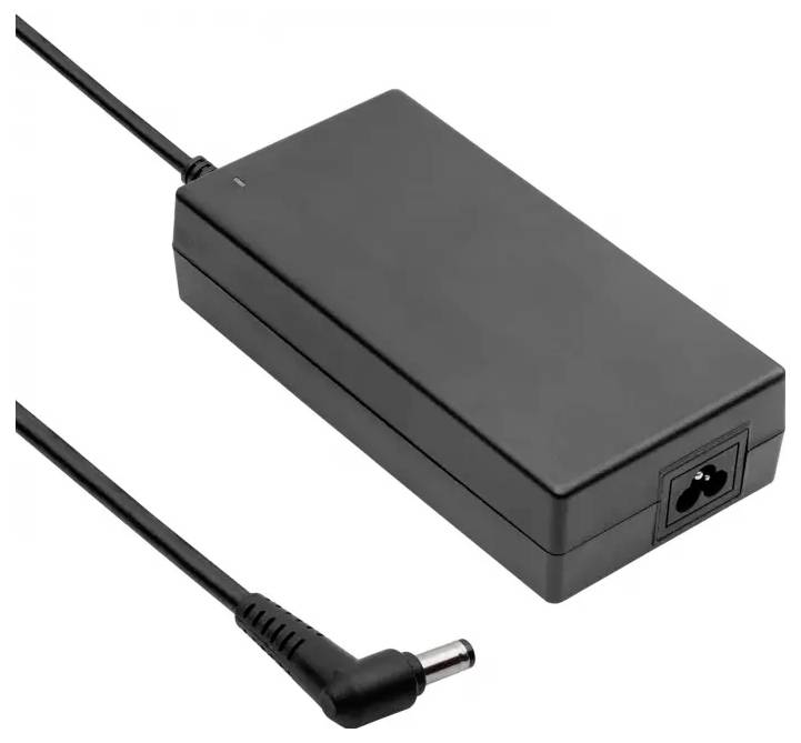 Sort bærbar computer strømadapter med tilsluttede kabler og vinklet DC-stik på hvid baggrund.