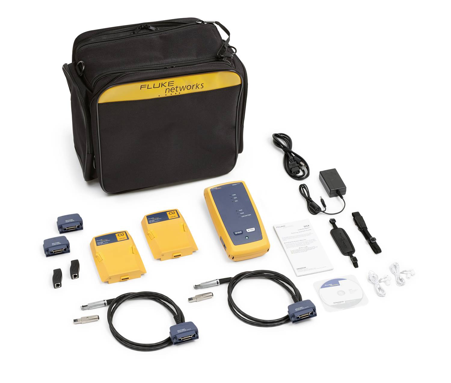 Fluke Networks testkit i en transportkasse, med håndholdt tester, adaptere, kabler, oplader og tilbehør lagt ud på en hvid baggrund.