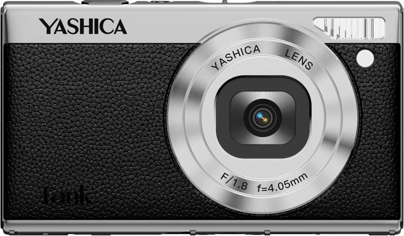 Nærbillede af et sølvfarvet Yashica kompakt digitalkamera med sort struktureret forside, objektivet placeret på højre side og blitz øverst til højre.