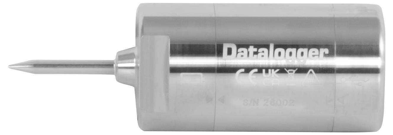 En datalogger af rustfrit stål med en spids probe, vist på en hvid baggrund.