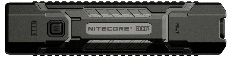 Sort Nitecore EDC07 lommelygte vist i en sidevisning, med en clip og 'NITECORE' mærkning på kroppen.